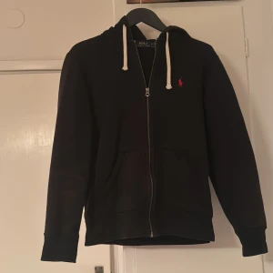 Ralph Lauren Zip Up - Asfet Raffe hoodie i bra skick. Rätt sällsynt modell som är slutsåld med nypris 2300:-       