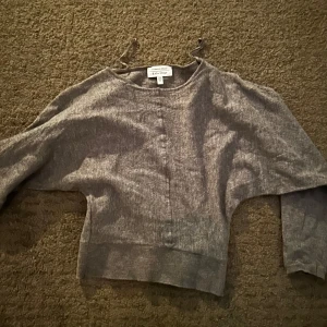 grå tajt tröja - Säljer en stilren grå tröja från & Other Stories. Tröjan har en lös passform och är tillverkad i ett mjukt material. Perfekt för en avslappnad look.