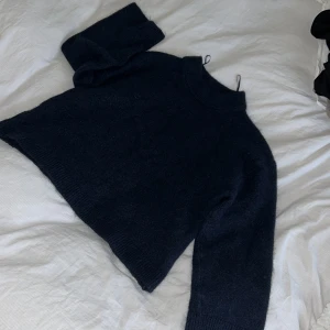 Mörkblå stickad tröja - Säljer en mysig mörkblå stickad tröja med långa ärmar. Storlek S. 