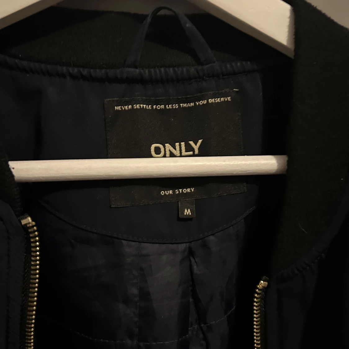 Mörkblå bomberjacka från ONLY - 91