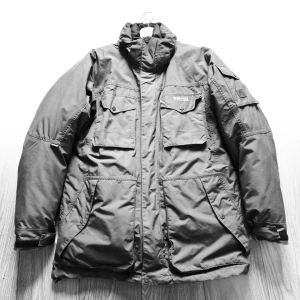 Grå jacka från 8848 Altitude - Säljer en grå jacka från 8848 Altitude med flera praktiska fickor och hög krage. Perfekt för kyligare väder med sin robusta design och funktionella detaljer. Jackan är tvådelad, så man får två jackor i samma jacka. Sparsamt använd och hel,  alla dragkedjor och fickor är hela och fungerar. 