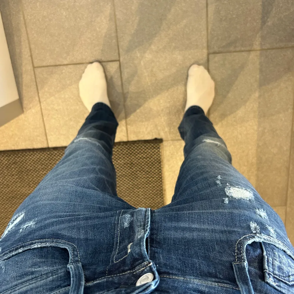 Säljer ett par snygga blå jeans från Replay i storlek 31/32. De har en tight passform och är i bra skick med coola slitningar för en trendig look. Perfekta för både vardag och fest!. Jeans & Byxor.