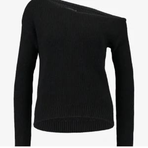 Svart offshoulder stickad tröja - Snygg svart stickad tröja med offshoulder-design. Perfekt för både vardag och fest! 