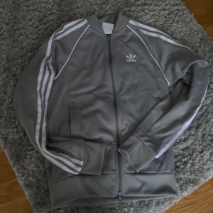 Grå träningsjacka från Adidas - Grå adidas SST Strolek xs men sitter mer som S
