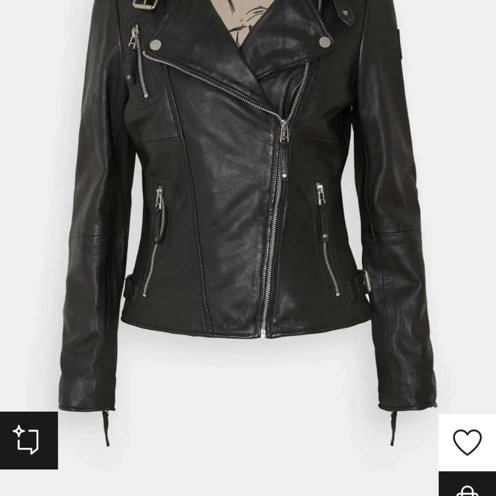 Säljer en snygg svart skinnjacka från Freaky Nation. Jackan har en cool bikerstil med flera dragkedjor och spännen. Perfekt för höst och vår, och ger en edgy look till vilken outfit som helst. Den är i mycket bra skick och redo för nya äventyr!. Takit.