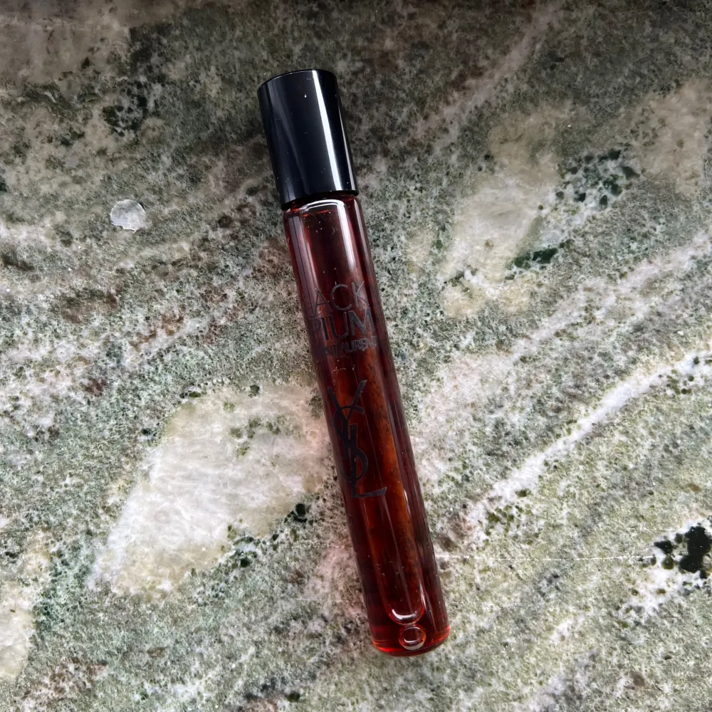 Black opium YSL roller 10 ml (se bild för hur mycket som är kvar). Perfekt att ha i väskan 👜 . Skönhet.