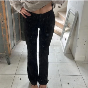 Kostymbyxor  - Svarta kostymbyxor från Design by Si i storlek S som knappt är använda 