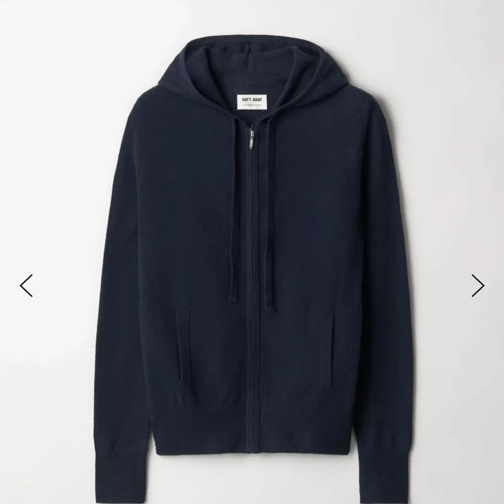 Säljer dennna så snygga mörkblåa hoddie från Soft goat. Passar till allt och perfekt nu till vinter men går även att använda på sommaren över en t shirt till tillexempel en kjol. Lite slitningar vid armbågen annars i jätte bra skick.💕💕. Neuletakit & Villapaidat.