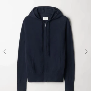 Mörkblå hoodie från Soft Goat - Säljer dennna så snygga mörkblåa hoddie från Soft goat. Passar till allt och perfekt nu till vinter men går även att använda på sommaren över en t shirt till tillexempel en kjol. Lite slitningar vid armbågen annars i jätte bra skick.💕💕