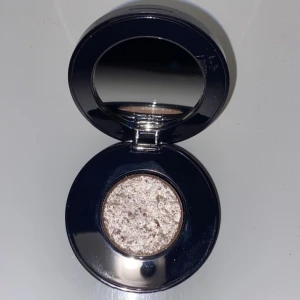 Ögonskugga från Róen - Snygg och glittrig ögonskugga från Róen i en elegant kompakt förpackning. Perfekt för att skapa en glamorös look med sin skimrande finish. Lätt att applicera och ger en intensiv färg.