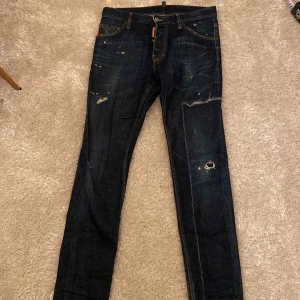 Mörkblå jeans från Dsquared2 - Säljer ett par snygga mörkblå jeans från Dsquared2 i storlek 46. Så gott som nya! 