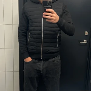 Cardigan - Säljer min svarta Cardigan från Reiss köpt för ungefär två månader sedan från Zalando. Har knappt använt det Max 5 gånger alltså har den helt nytt skick, Storlek S men passar även XS. Nypris 2600. Pris går att diskutera 