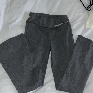 Grå leggings från Shein - Snygga grå leggings från Shein med hög midja. Perfekta för träning eller hemma. De har en elastisk midja. Storlek S (passar även M)