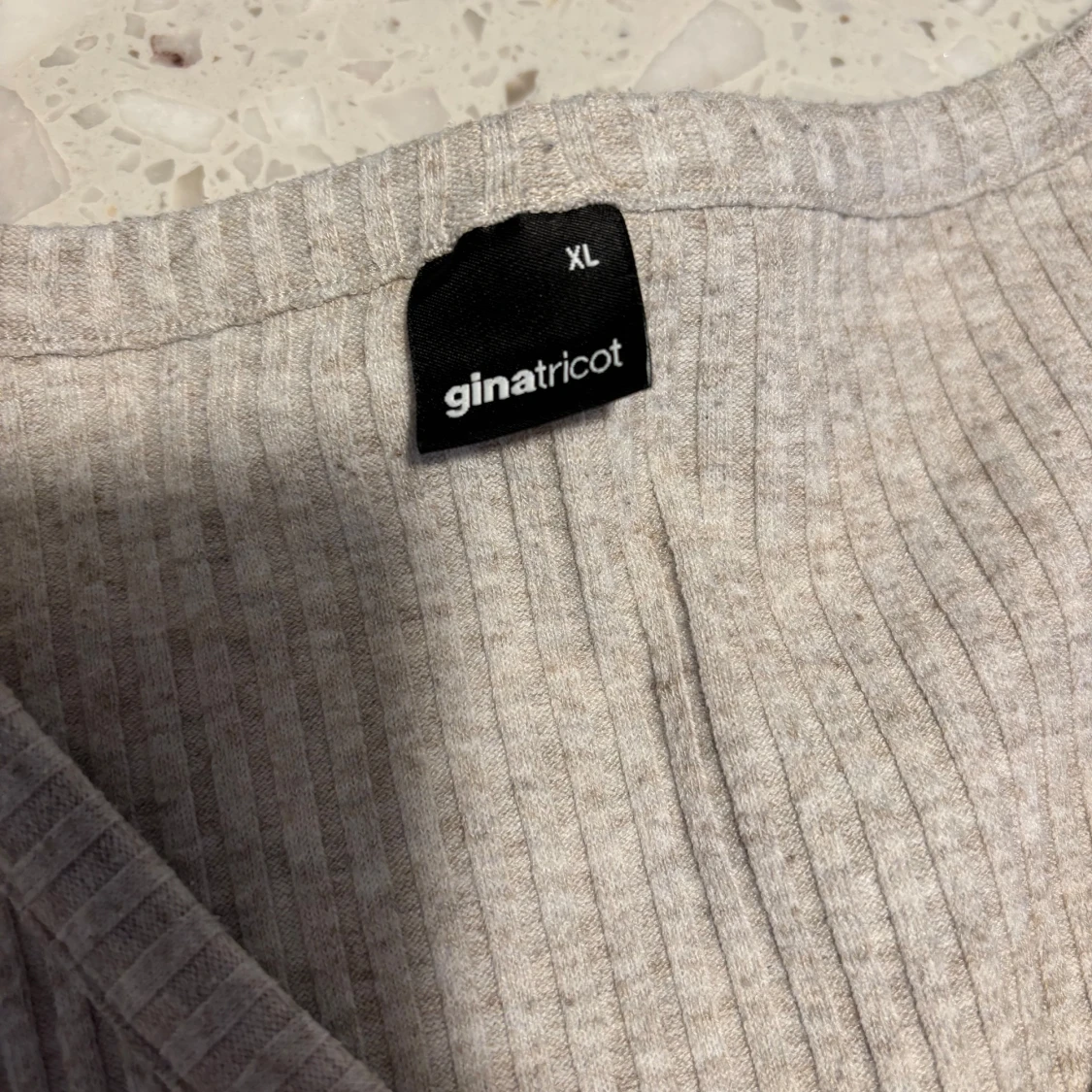 Grå/beige ribbad kofta från Gina Tricot - 90