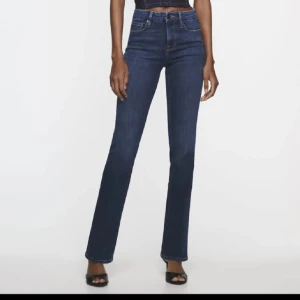 Blå bootcut jeans - Säljer ett par snygga blå bootcut jeans i bra skick. De är midwaist och har en klassisk femficksdesign. Perfekta för både vardag och fest! Passar till allt från sneakers till klackar.