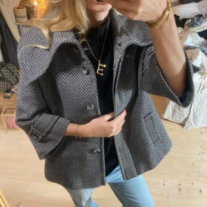 Trekvartsärmad kappa - Super snygga kappa!!❤️endå väldigt varm så passar till höst/vinter/vår. Den är beige/blå/grå