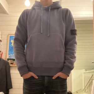 Fet STONE ISLAND zip hoodie - Säljer en fet stone island zip hoodie. Den är en riktigt fet gråblå färg. Aldrig använd eller tvättad. Den säljs pga att den inte passade och att den inte gick att lämna tillbaka. Nypris ca 3500 mitt pris 1500kr. Hör av dig om du har någon fundering.