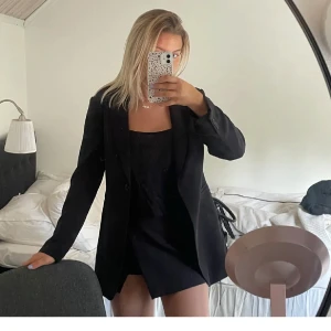 Oversized kavaj  - Helt otrolig fin kavaj ifrån HM! Säljer den då jag inte har någon andvändning av den då jag har för många🤭, Andvänd fåtal gånger så det är i mycket fina skick. Väldigt bra kvalite💗