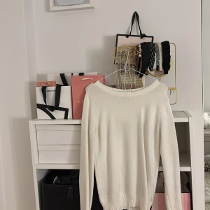 Vit stickad tröja från VILA - Säljer en superfin vit stickad tröja från VILA i storlek XS. Den är perfekt för kyliga dagar med sin mjuka och bekväma passform. Tröjan har långa ärmar och en rund halsringning. Passar både till vardags och lite finare tillfällen. 🧡