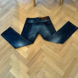 Blå jeans från Replay - Säljer ett par snygga blå jeans från replay. W31/32 L32 straight fit. Snygg design på vänster ficka och är väldigt prisvärda eftersom de inte har några slitmärken.                                                                                      Priset kan diskuteras. 