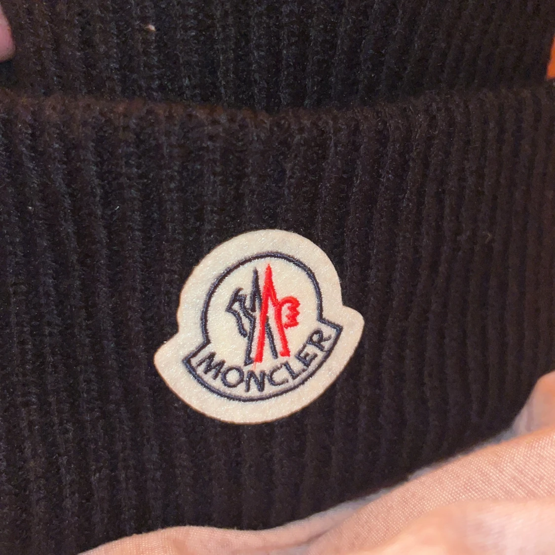 Svart stickad mössa från Moncler - 90