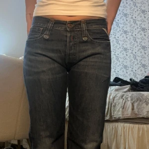 Blå jeans från Replay - Snygga blå jeans från Replay. Low waist raka i benen men sitter lika avslappnat som bootcut sitter som en S 