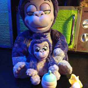 TIKI O TOKO  - Aporna pratar med varandra o kan göra massa olika saker.kolla gärna youtube för mera info..