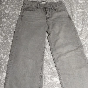 Baggy jeans från Gina Tricot  - Säljer ett par snygga grå jeans från Perfect Jeans i storlek 34. De har en klassisk design med normal passform och raka ben. Använda två gånger, i bra skick. Orginal pris 499 kr
