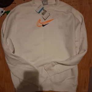 Nike tröja - Rensar ut garderoben och hittade denna tröja ned prislappen kvar helt oanvänd nypris 750kr säljer för 250kr hör av er vid minsta fundering 😊