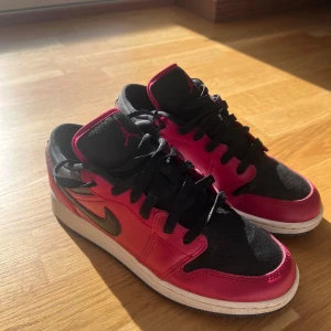 Nike Air Jordans i svart och röd - Snygga Nike Air Jordans i svart och röd med klassisk snörning och ikonisk logga. Skorna har en stilren design med kontrasterande färger och en bekväm passform.