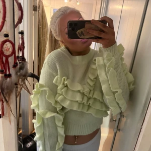 Tröja  - Min tröja från Gina säljes pågrund av att den aldrig kommer till användning, har användt den kanske 5 gånger ungefär.