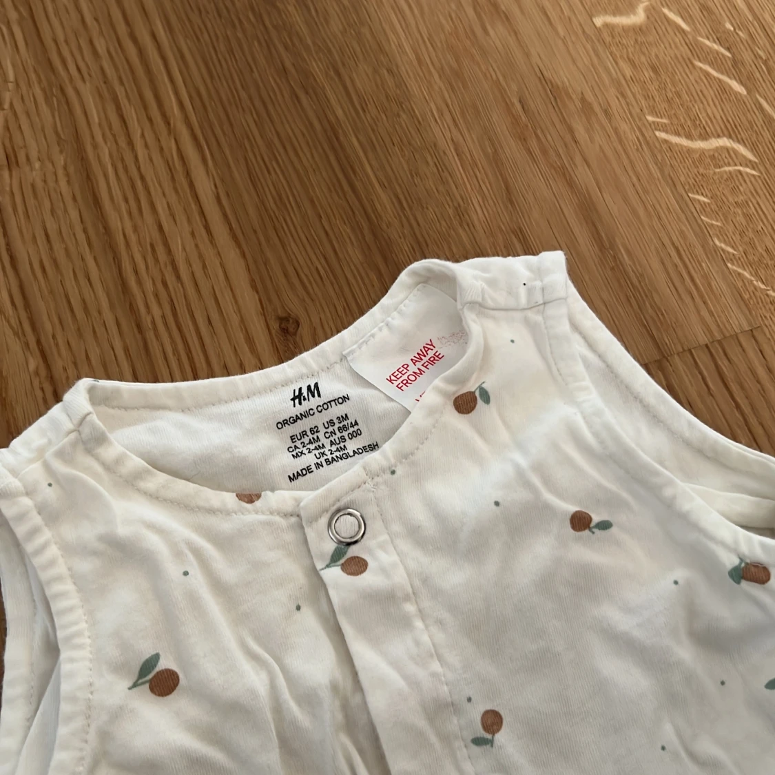Vit ärmlös babyromper från H&M - 90