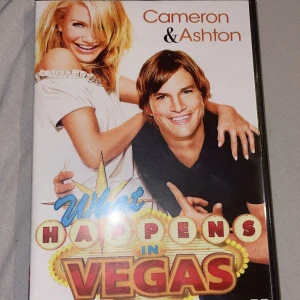 What Happens in Vegas - Säljer en DVD av filmen 'What Happens in Vegas' med Cameron och Ashton. Det är en romantisk komedi där två främlingar vaknar upp gifta efter en blöt kväll i Las Vegas och upptäcker att de vunnit en storvinst. Perfekt för en filmkväll med skratt och romantik! 📀