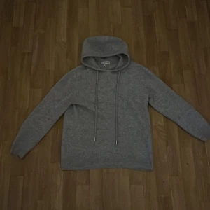 Grå hoodie från GardeGrisch - Mysig grå hoodie från GardeGrisch i storlek XS. Passar dig som är 160-170. Perfekt för kyliga dagar med sin mjuka och bekväma passform och en praktisk huva med dragsko. Ett måste för höst- och vintergarderoben. Priset är diskuterbart!                                                    (Notera att kragen vid hoodien har gått sönder lite men går säkert att laga!)