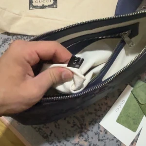 Blå Gucci väska - Säljer en snygg blå Gucci väska i skinn den är jätte fin gav den som present till min man de finns tyvär inget kvitto men kan gärna ta imot byte mot märkeskläder lv mössa allt som är fint kan jag ta imot 😁