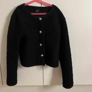 Svart kofta från Gina Tricot - Säljer en snygg svart kofta från Gina Tricot i storlek S!❤️Inte kommit till användning, så bra skick🥰Skriv för fler bilder eller frågor! Köparen står för frakt❤️Nypris:400 