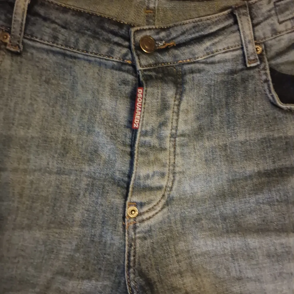 Storlek M/L men passar även XL. Det står 52 under Dsquared2 märket inuti byxorna så jag gissar på att det är storlek 52. Helt nya och bara andvända 1 gång. Säljer ett par snygga blå jeans från Dsquared2 i bra skick. De har en cool slitningseffekt.Jeansen har en knappgylf och klassisk femficksdesign. Skika och fråga om bättre bilder om de skulle vara så att du vill ha och jag kan ändra på priset.. Farkut & Housut.