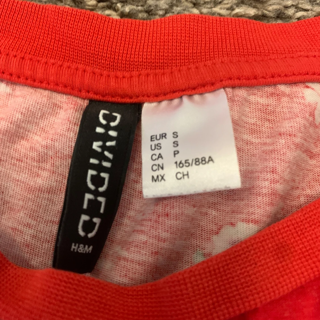 Röd blommig t-shirt från H&M Divided - 91