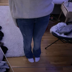Blå bootcut jeans - Säljer ett par snygga blå bootcut jeans i bra skick. Det står att storleken är S/30 och ör perfekta i längden på mig som är 162cm. 