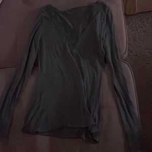 Mörkgrön långärmad topp från intimissmi  - Jag vill byta denna gröna intimissmi tröjan mot en mörkblå eller en vinröd intimissmi tröja. Skriv om ni är intresserade att byta och om mer info 💕