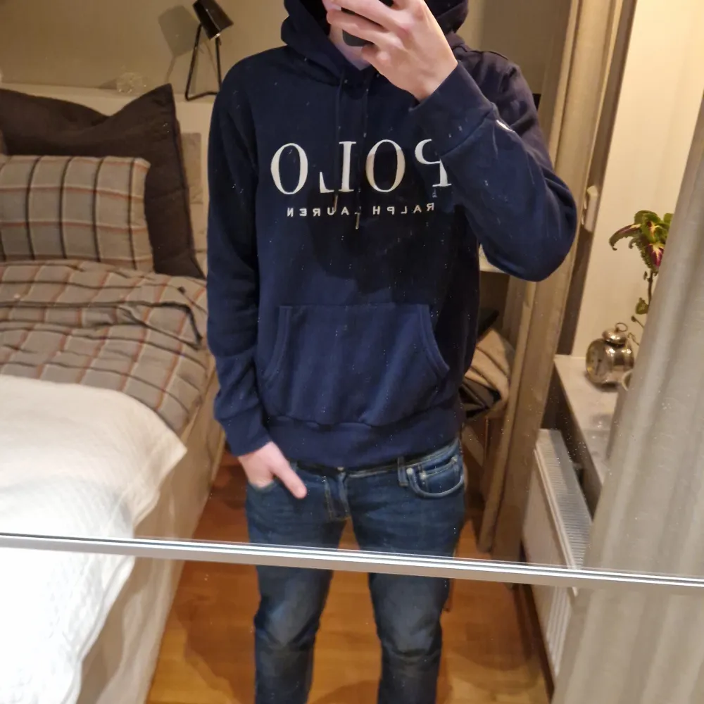 Säljer en snygg och bekväm mörkblå hoodie från Ralph Lauren som är i nyskick. Nypris 2000 kr, mitt pris 699🤩 Priset går även att diskutera. Hör av dig vid intresse!😁. Hoodies.