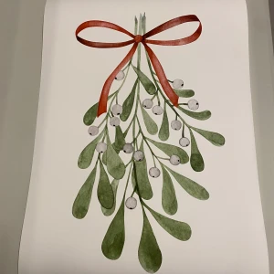 Julposter  - En vacker akvarellmålning av mistel med gröna blad och vita bär, dekorerad med ett rött band. Perfekt för att skapa julstämning i hemmet eller som en fin present.50x70 cm