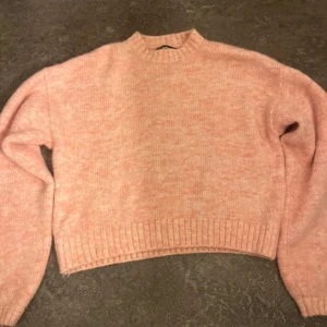 Rosa stickad tröja - Mysig rosa stickad tröja från bikbok i ett mysigt material. Perfekt nu inför vintern. Tröjan har långa ärmar och ribbade kanter. Aldrig använd💕