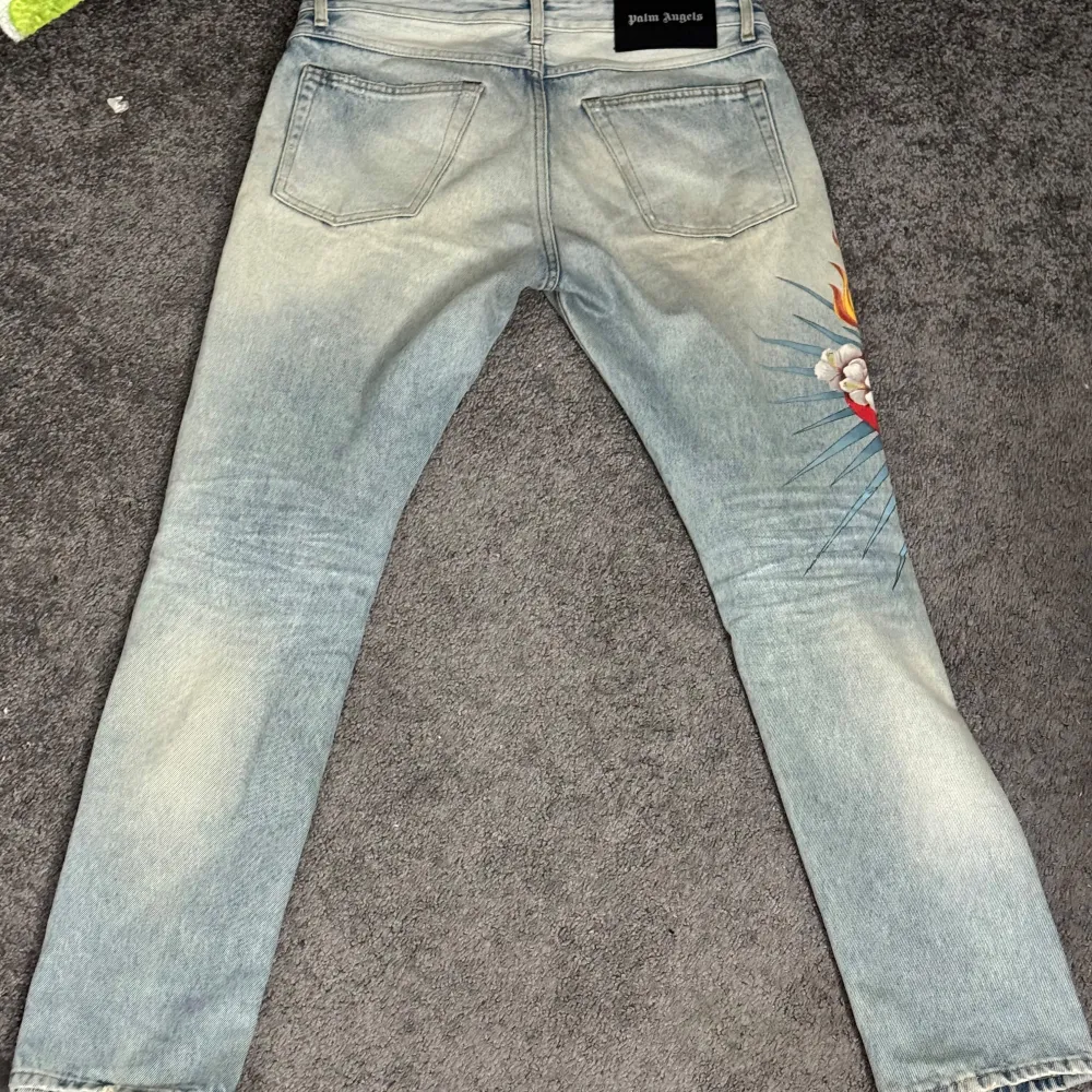 Säljer ett par Palm angels sacred heart modell som är extremt få av och svåra o hitta ny pris ligger ca 4-5 tusen pris kan diskuteras!. Jeans & Byxor.