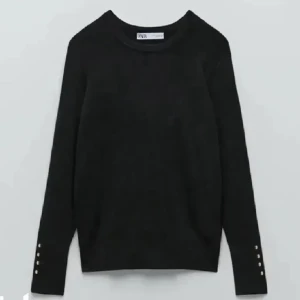 Finstickad tröja zara - Superfin finstickad tröja från Zara med gulddetaljer på ärmarna! Den är i fint skick! Är storlek M men passar som S🩷