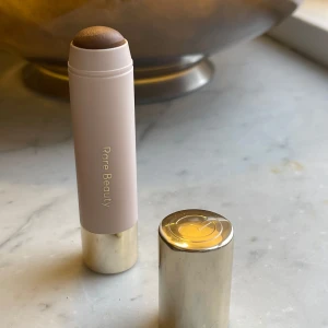 Bronzer Stick från Rare Beauty - Bronzer Stick i nyansen 'Good Energy' från Rare Beauty. Perfekt contour och bronzer färg (samma färg som tjejen på sista bilden) Den är endast testad på handen och nydeligen inköpt. 