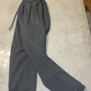 Grå mjukisbyxor från BOSS - Säljer ett par grå mjukisbyxor från BOSS i mycket bra skick. (Priset kan Diskuteras)