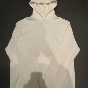 Ribb stickad hoodie  - Säljer en snygg ribb stickad hoodie i fint skick.