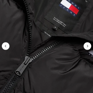 Svart dunjacka från Tommy Jeans - Säljer den här jackan eftersom den inte passar mig. Den är ny och har knapp använt den