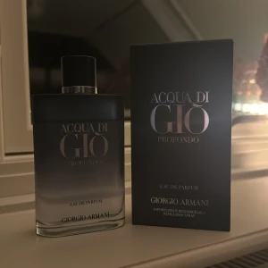 Acqua di Giò Profondo Eau de Parfum - Säljer en flaska Acqua di Giò Profondo Eau de Parfum från Giorgio Armani. Flaskan har en stilren design i mörkblått glas med en svart kork. Perfekt för den som vill ha en fräsch och marin doft. Passar både till vardags och fest. Flaskan är nästan full, så det finns mycket kvar att njuta av!